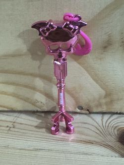 Monster High Doll Draculaura Sweet 1600 Pink Skeleton Key Accessory #scrappy