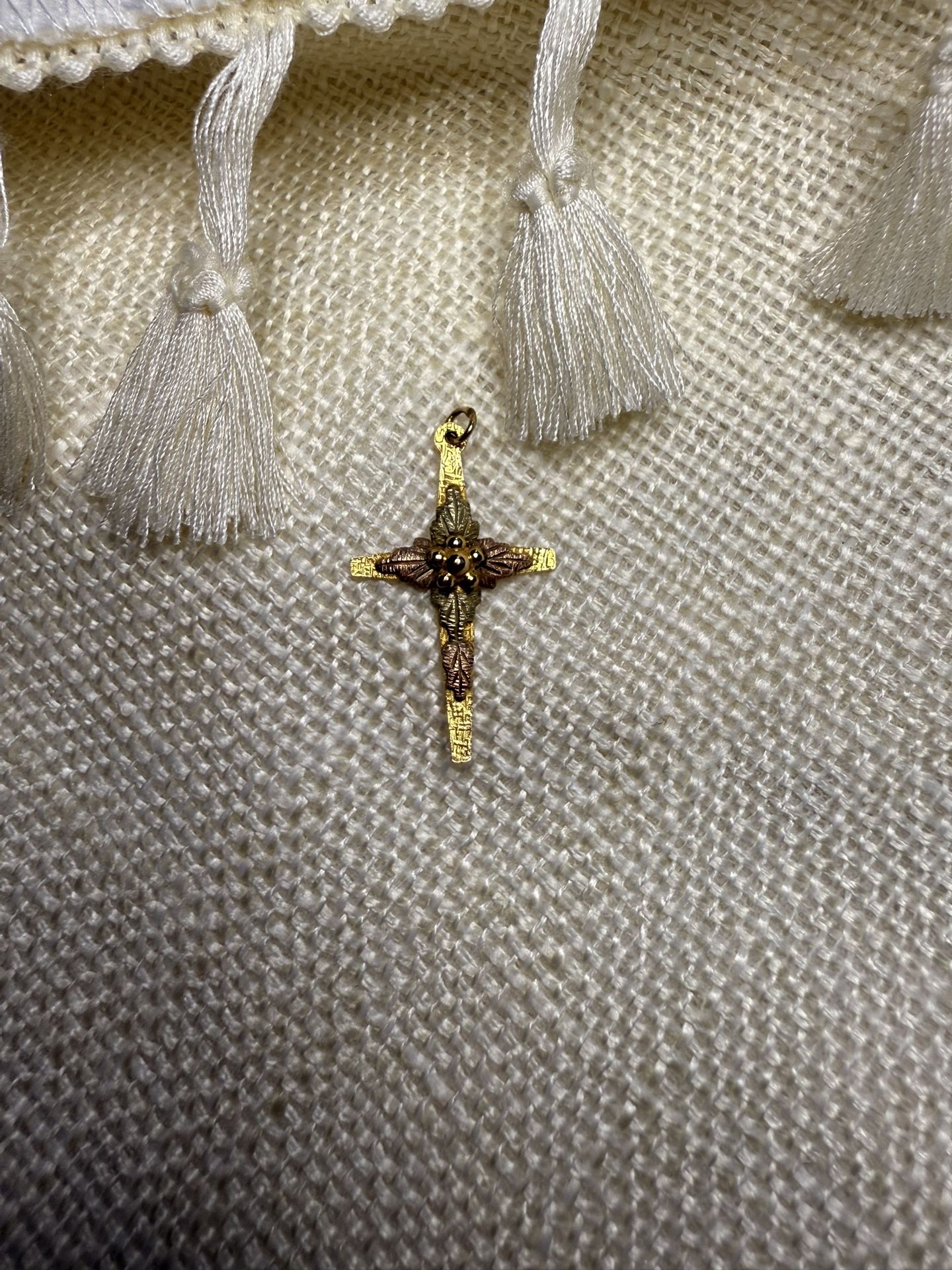Vintage 10K Yellow & Rose Gold Cross Pendant with Floral Accent – 0.8g