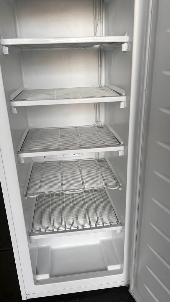 FREEZER UPRIGHT THOMSON 6.5 CU FT WHITE for Sale in Phoenix, AZ OfferUp