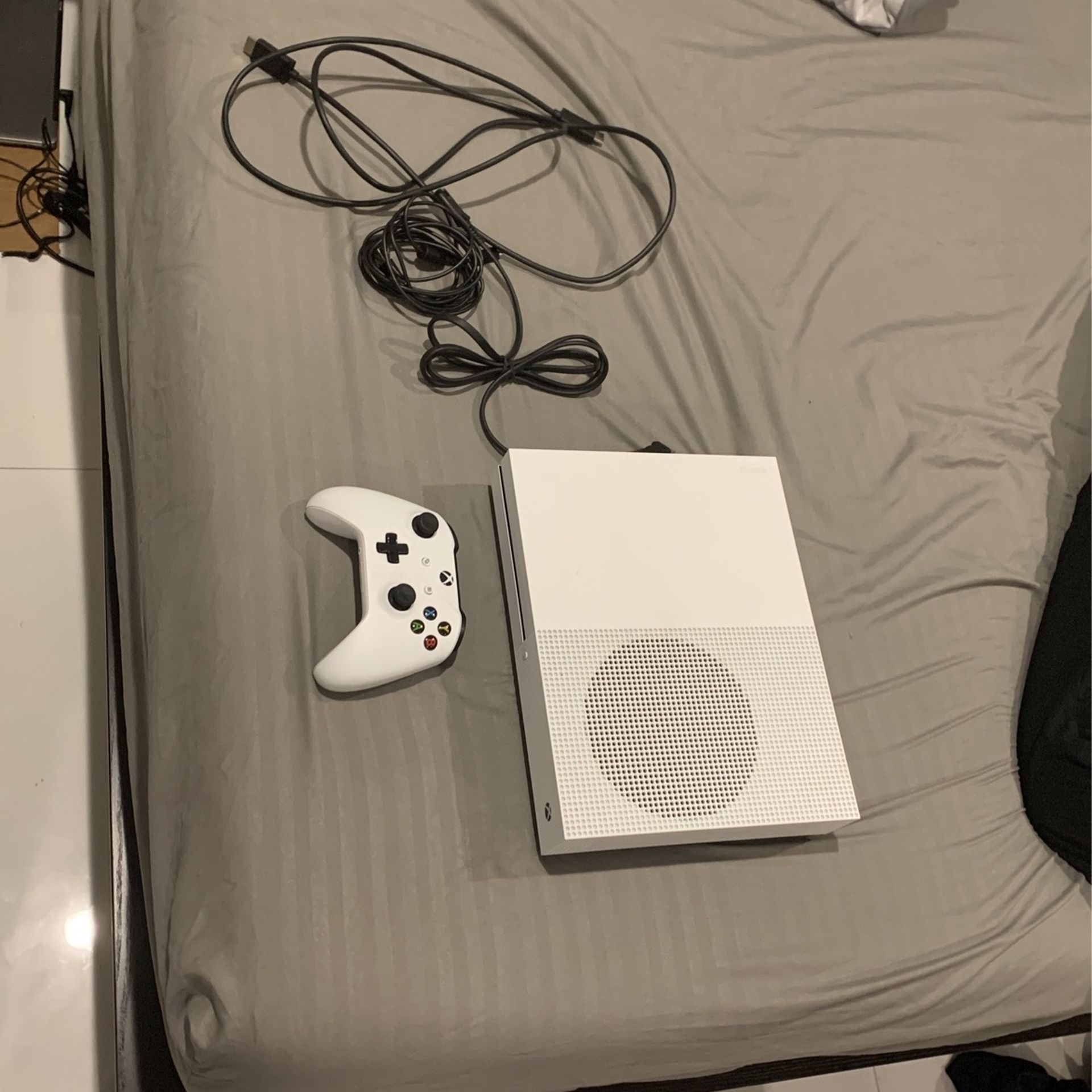XBOX ONE S 1TB With Controller And All Cables LIKE NEW