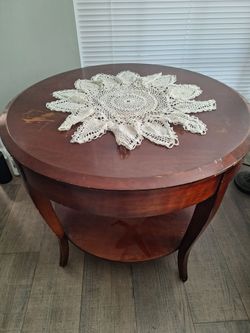 Nice little round side table with 1 drawer and shelf. Asking $50