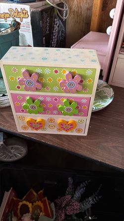 Wood jewelry box