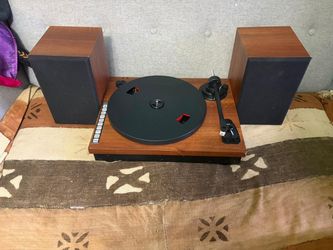This item is a turntable set, similar to models like the Argon Audio TT-3 NEW COST $299. The product is in working order and is the one pictured, PLUS