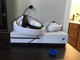 XBOX ONE S w/ HEADSET AND GAMES *DIGITAL