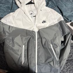 Nike windbreaker size M in mens