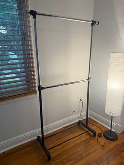 Adjustable double rod clothing rack