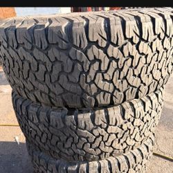 245-70R17 Vendo Un Set De Llantas En Perfecta Condición 