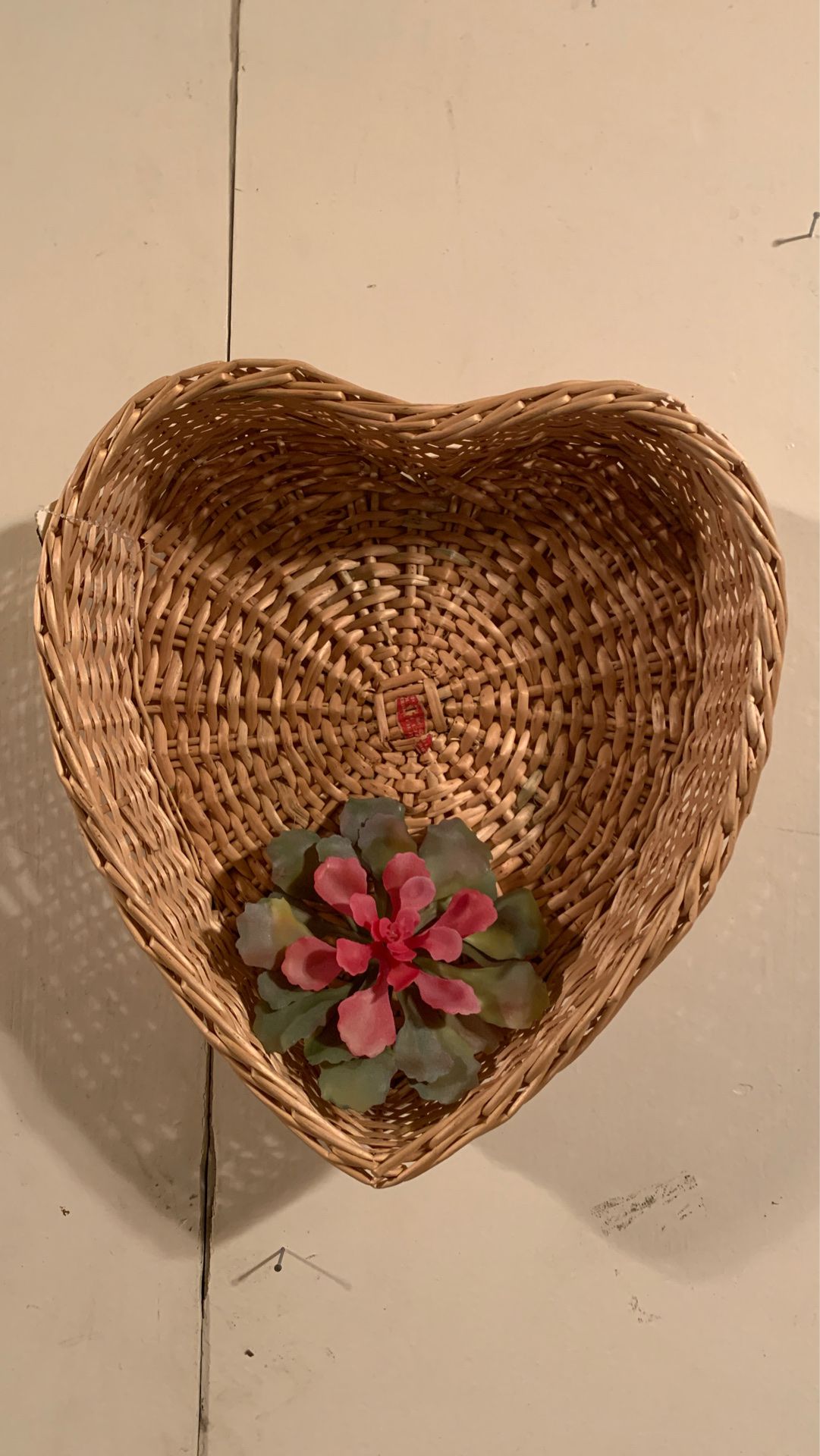 Rattan heart shape wall basket
