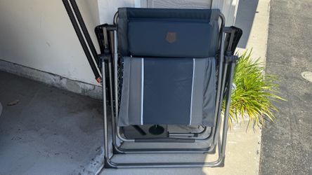 Retractable picnic chair
