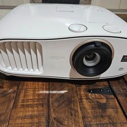 Epson Home Cinema 3LCD 3700 Home Theater Projector 1080p