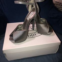 Like New Steve Madden Silver Satin Heels