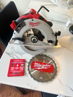 Circular saw 7 1/4 milwuakee ( tool only )