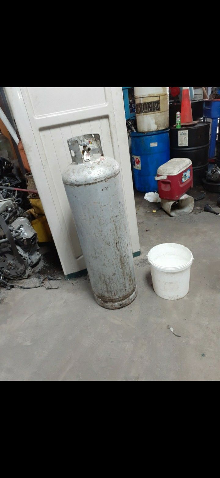 100 lbs propane gas tank