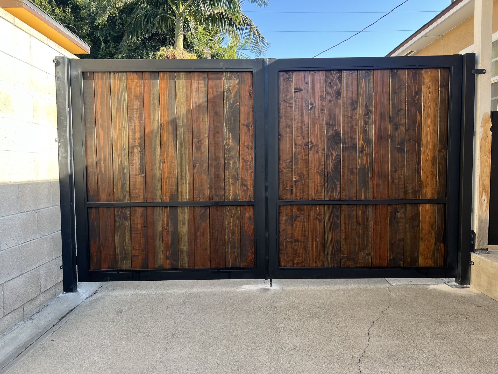 Double Swing Iron gate 10 Ft Long 6 Ft Tall 