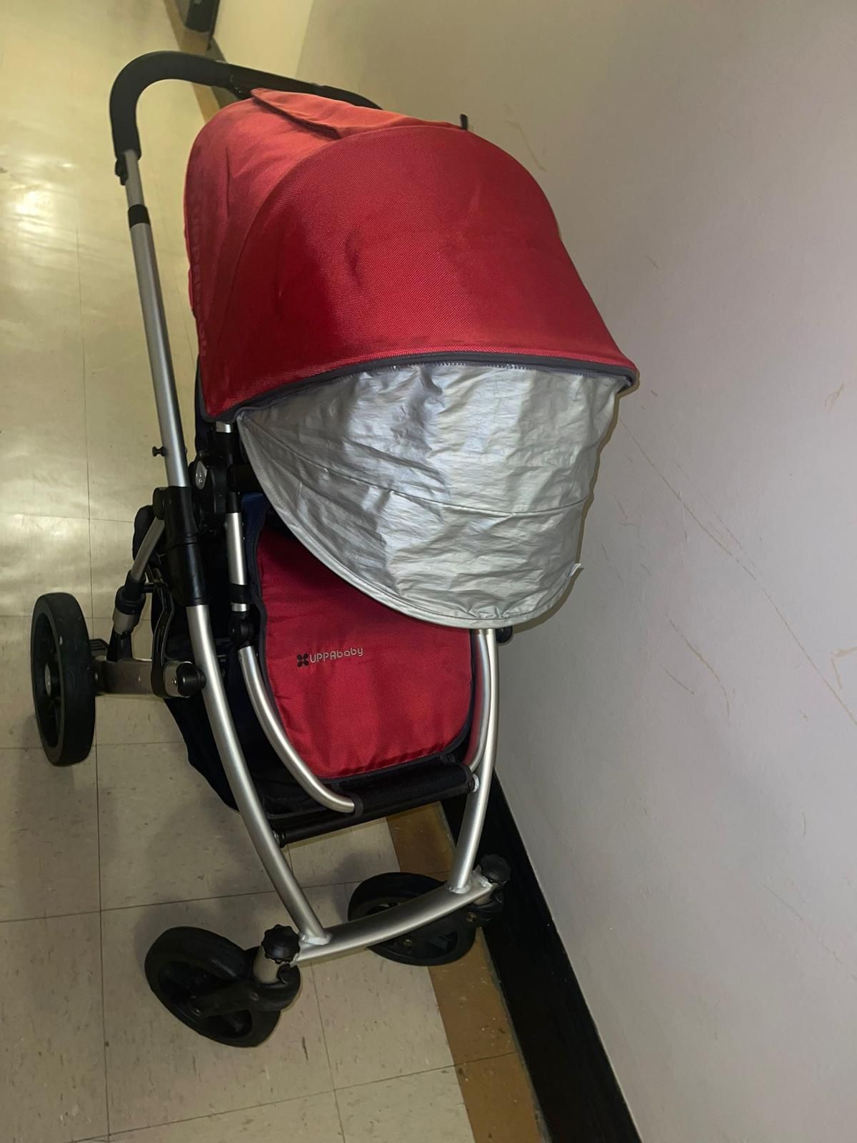 Dicembre 2024 Uppababy Vista Umbrella Stroller Red in Good Condition UPPAbaby VISTA NEW IN THE STORE AT A VSLIRE OF $350-400 let's avoid trivial and u