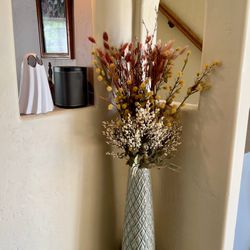Beautiful Flower Vase Flowers Included! 