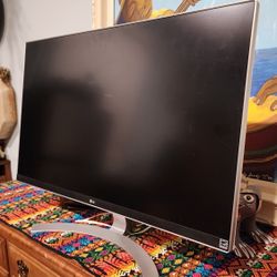 LG 27UD68-W 27-Inch 4K UHD IPS Monitor with FreeSync, Silver/White