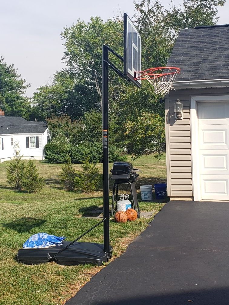 Nice size basketball hoop [we take apart-3pc-and haul]