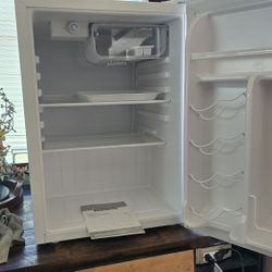 2.6 CUBIC FT. NEW MAGIC CHEF MINI REFRIDGERATOR 