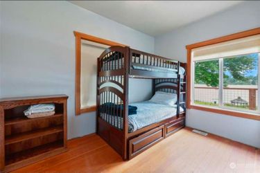 Twin bunk bed