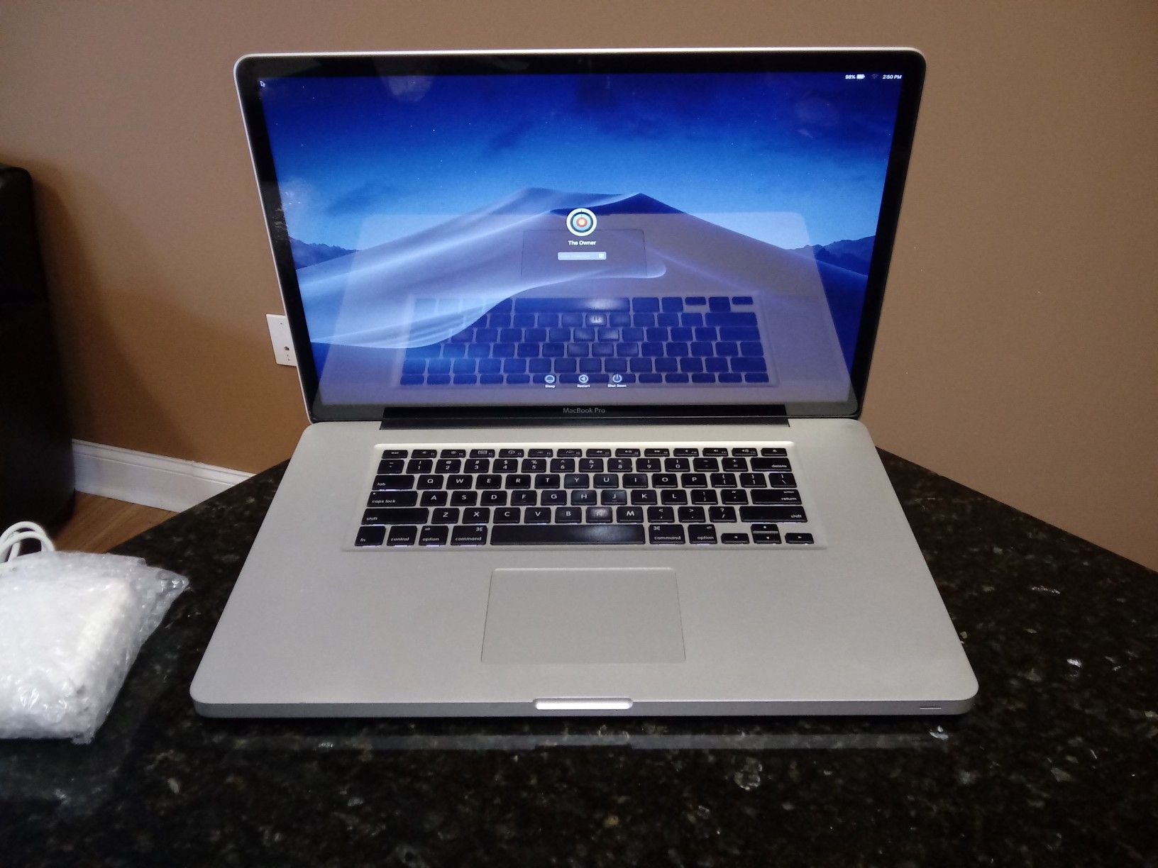 Apple 17" MacBook Mac Book Pro 17 inch Mojave OSX