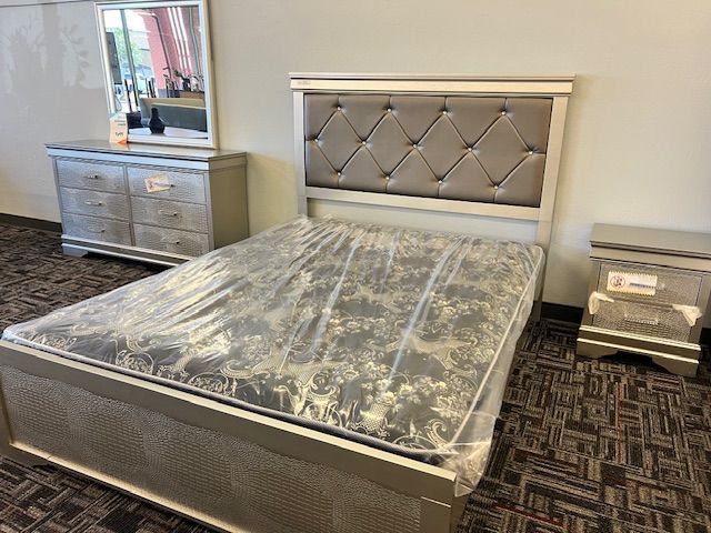 QUEEN SIZE BED, NIGHTSTAND, DRESSER & MIRROR