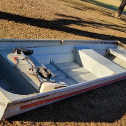 GAMEFISHER BOAT WITH TROLLING MOTOR 