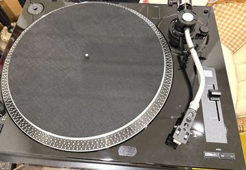 Music Hall USB-1 Turntable And Speakers 