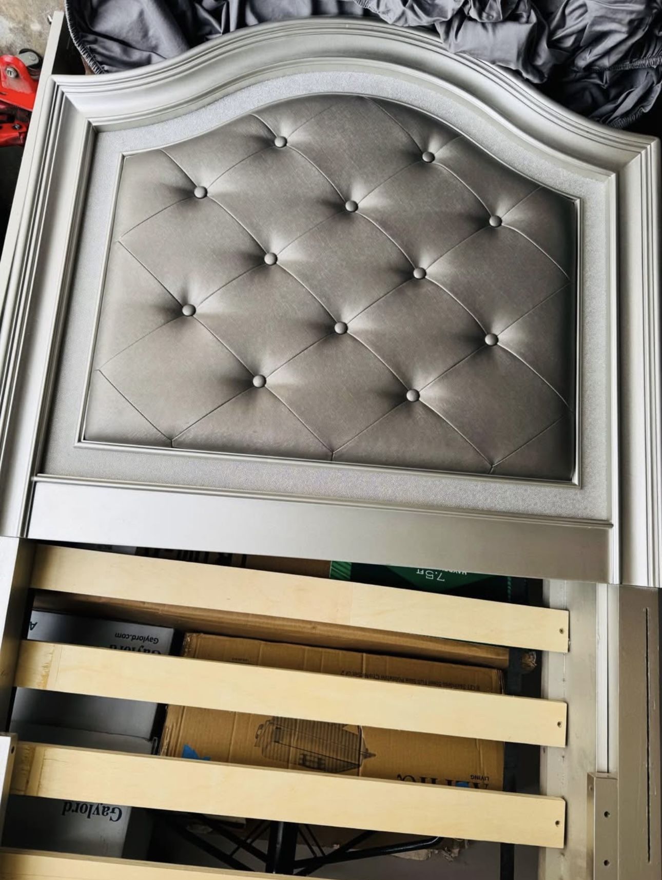 Twin Bed Frame / Twin Mattress