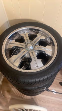22inch rims 6 lugs fits Yukon Escalade and tires for 600 dollars negotiable