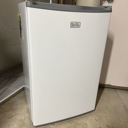 Black + Decker Mini Refrigerator 