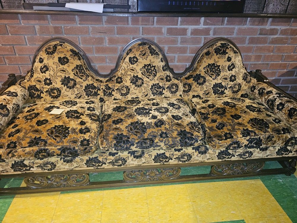 Vintage Wood Frame Sofa – Elegant Antique Style Ornate Floral 