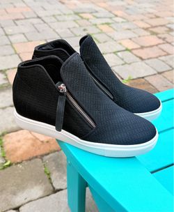 Women's Steve Madden Camden US Size 9.5 M Black Knit Hidden Wedge Sneaker Boots