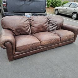 Beautiful Leather Couch - Free Delivery 🛻💨