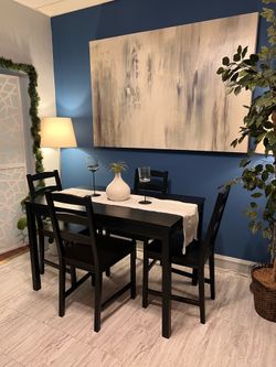 Nice Small Dining Set Good Condition!!! Table with 4 Chairs! I can Deliver