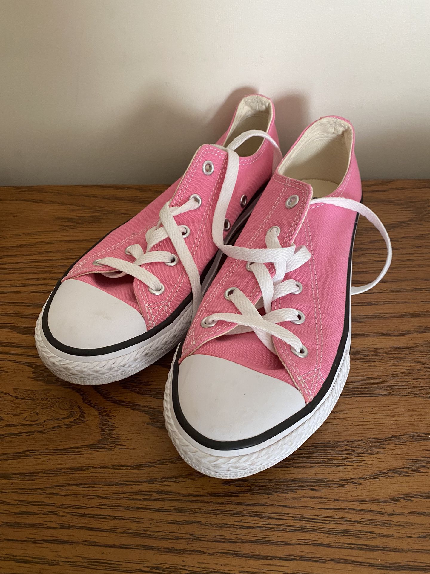 Brand New Women Converse All Star Sneakers Size 3. 