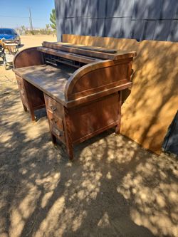 Writing desk hevy need 3 people to lift