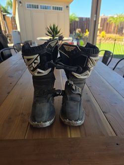 Fly riding boots