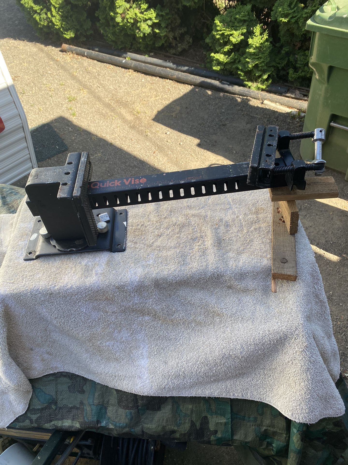 RARE-Black &Decker 12” QuickVise