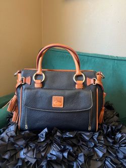 Dooney & Bourke Pebble Grain Leather Medium Pocket Satchel In Black And Tan🎀