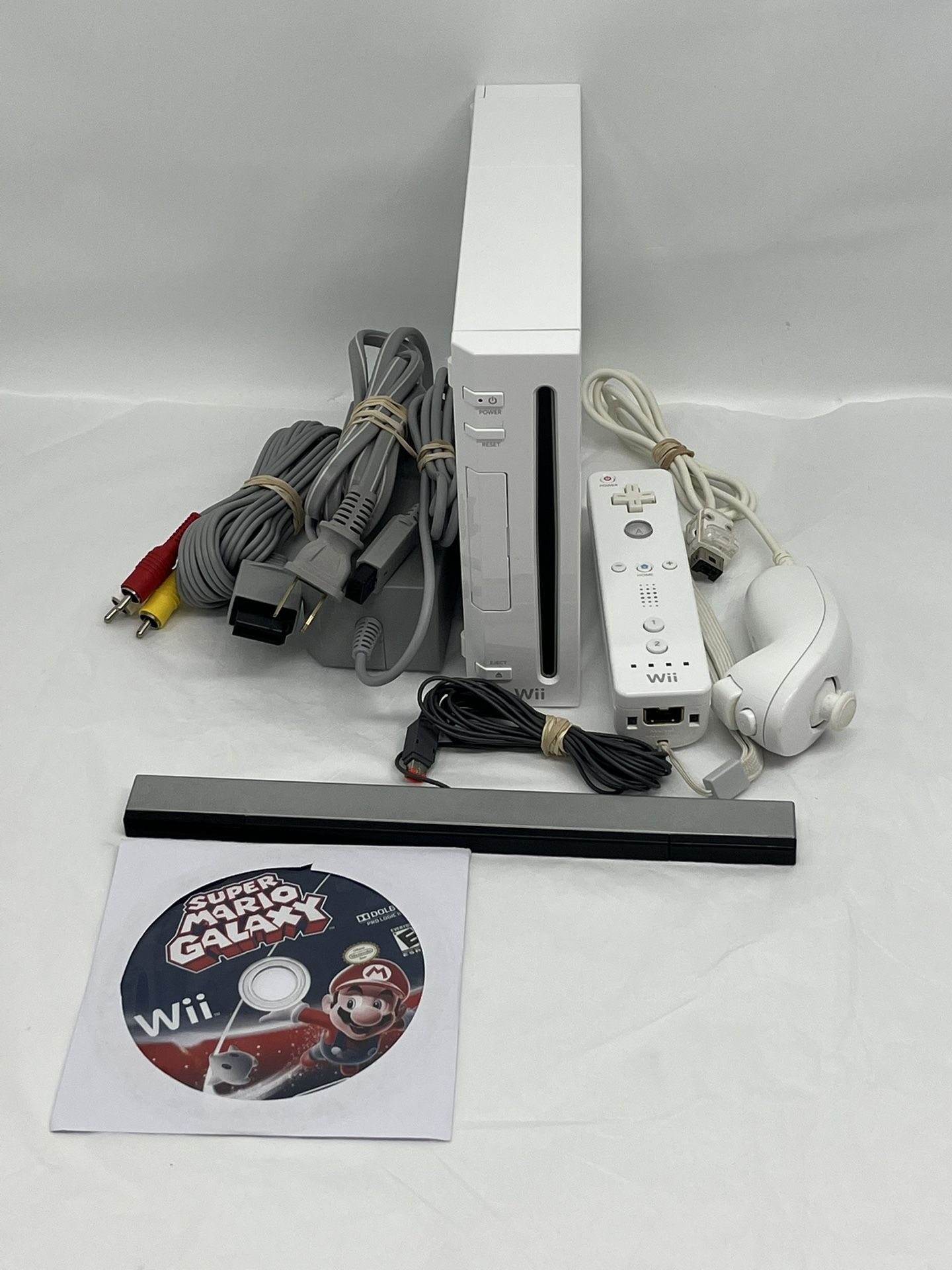 Nintendo Wii Console Bundle With Super  Mario Galaxy White RVL-001