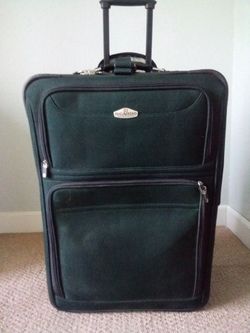Luggage set. Ricardo Beverly Hills 3 piece set (like new)