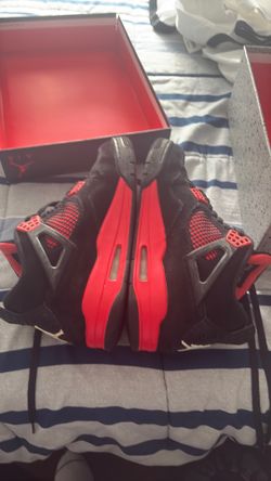 Jordan 4s red thunders real no paper with damaged box used