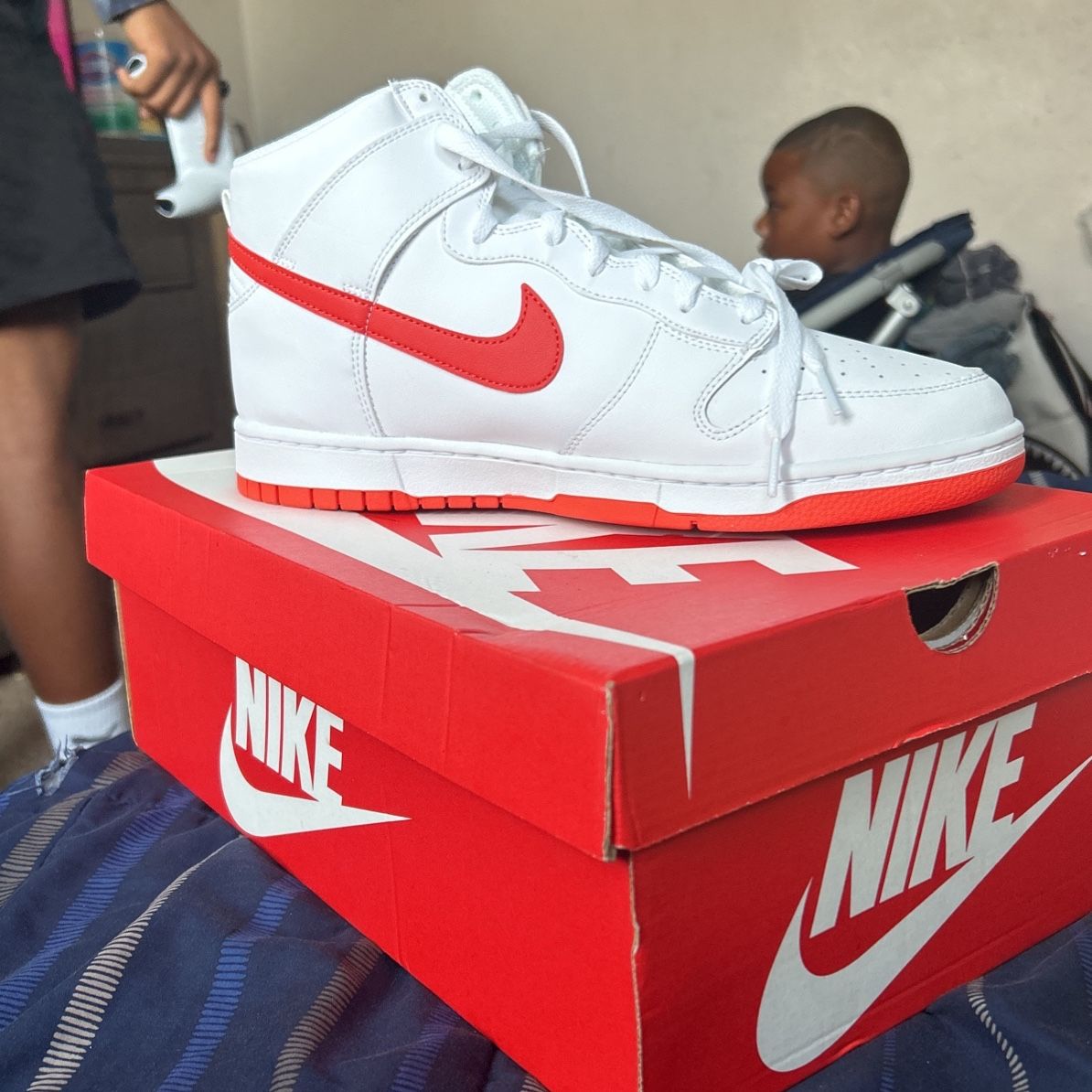 SELLING NIKE DUNKS