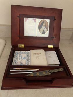 Wood reading chest
