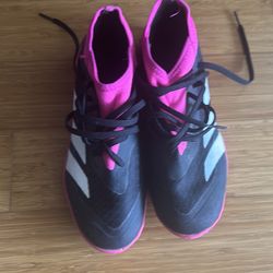 Indoor soccer shoes women’s/girls size 5