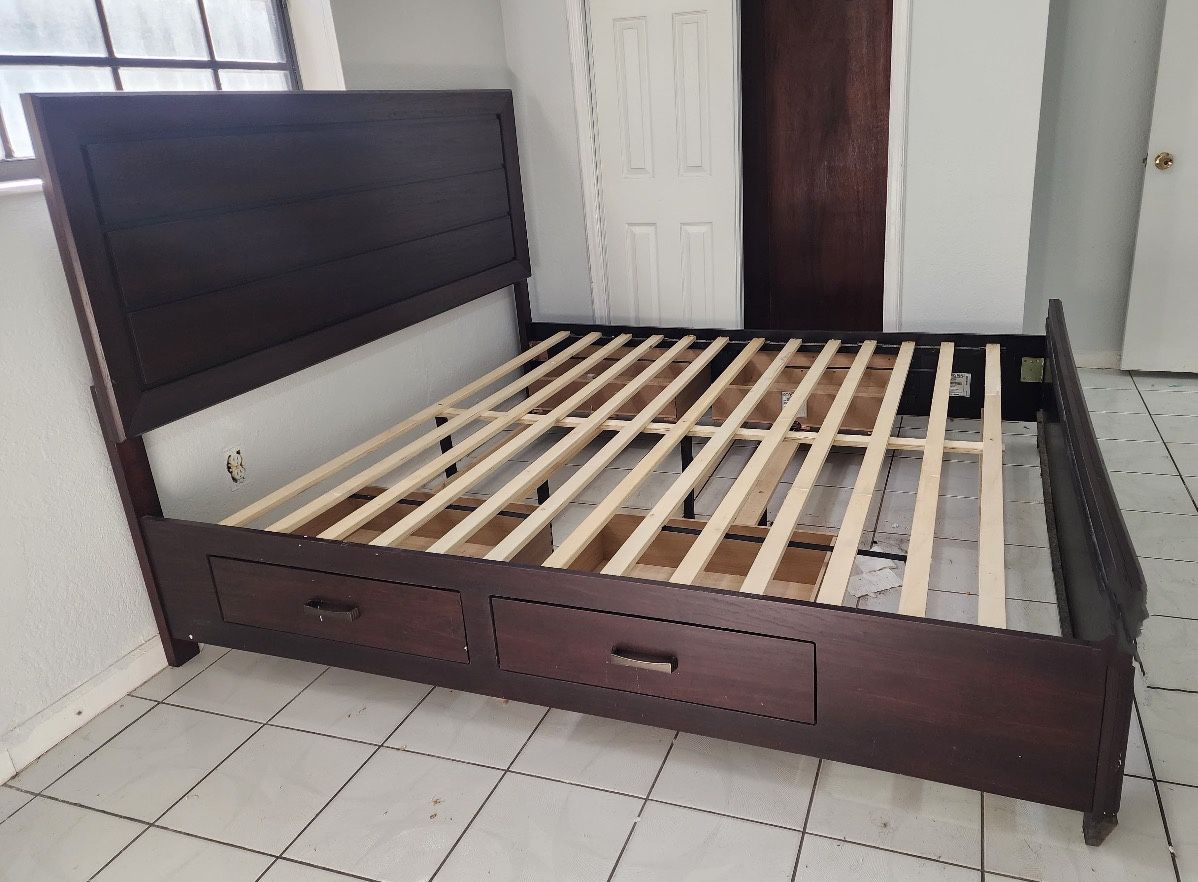 King Size Bed With Drawers/ CAMA TAMAÑO QUEEN CON GAVETAS