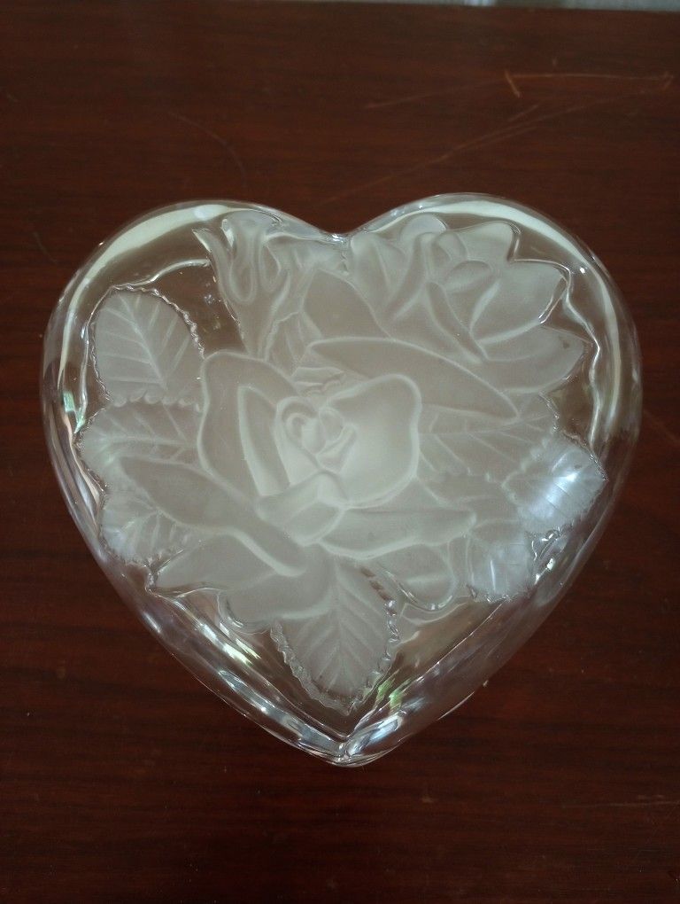 Like New 5.5" Wide Mikasa Studio Nova 2 Side Winter Rose Covered Heart Crystal Glass Jewelry Candy Trinket Vintage Etched Crystal Frosted Trinket Box