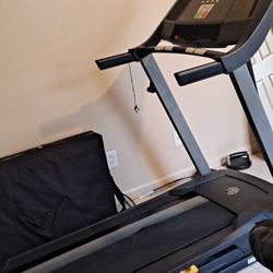 Treadmill GOLDS'S GYM needs Belt.