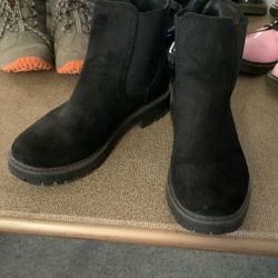 CLIFFS by White Mountain.  NEW.  Chino, Ca